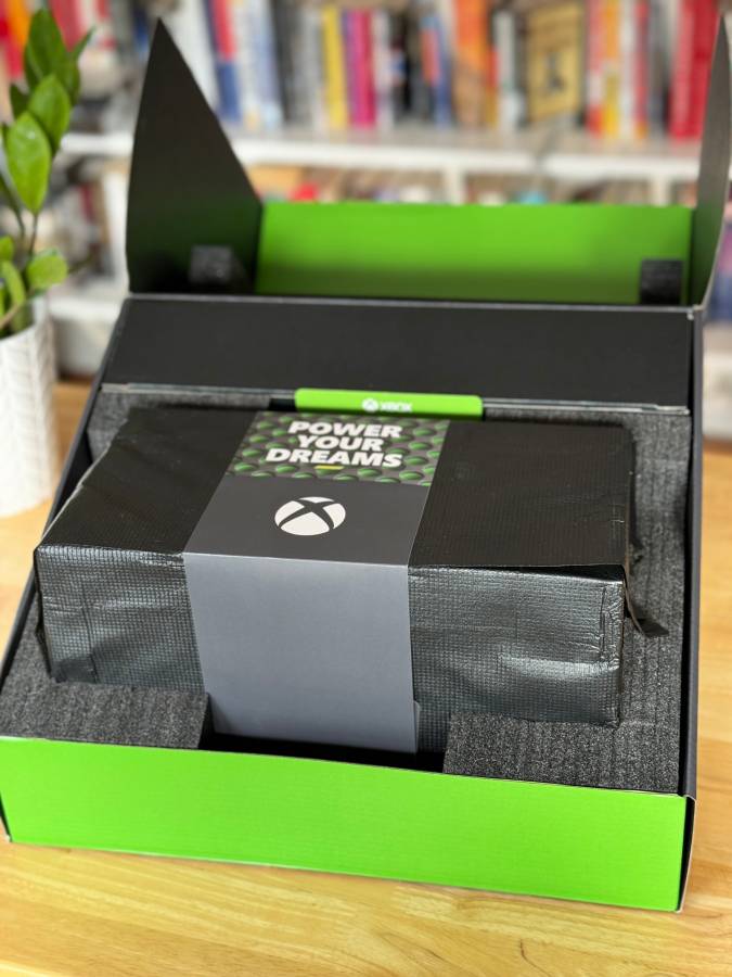 Xbox Series X w/ Controller