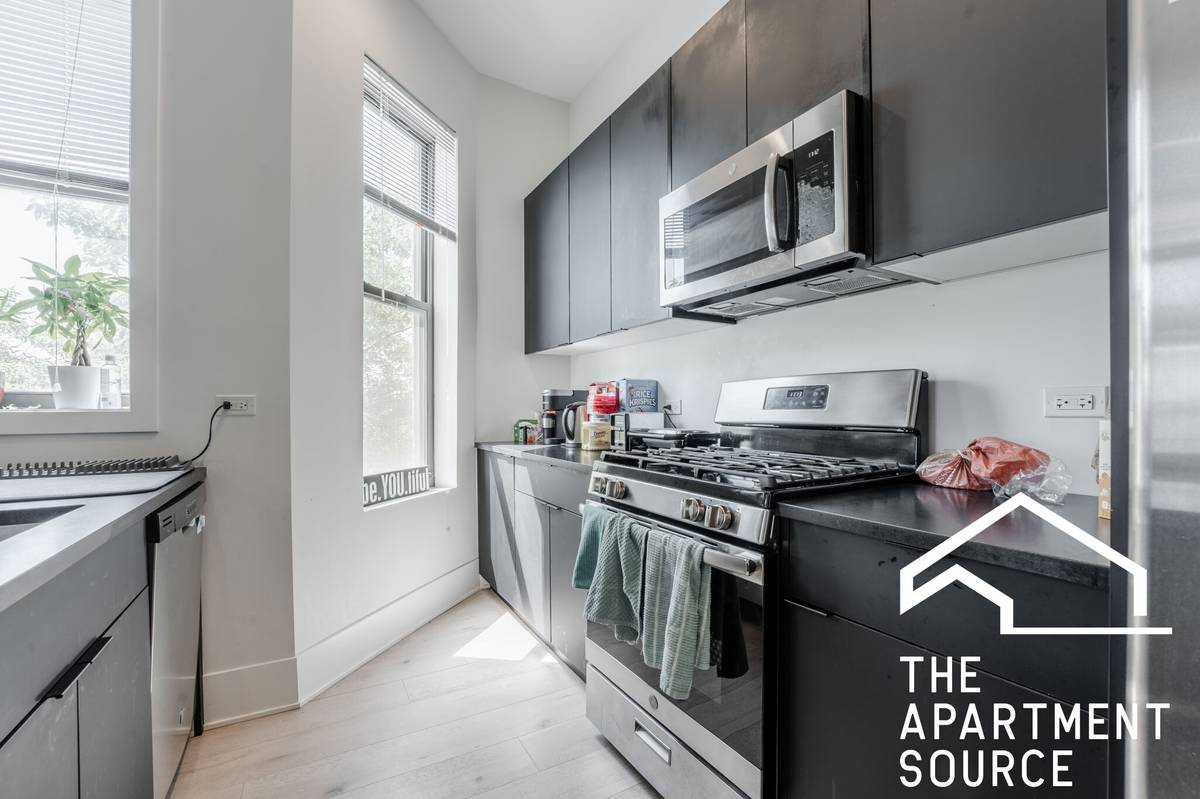 RARELY AVAILABLE WEST LOOP 3 BED 2 BATH! DO NOT MISS OUT!