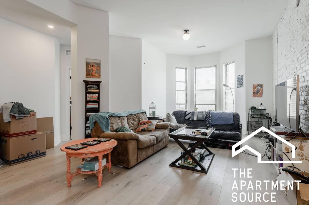 RARELY AVAILABLE WEST LOOP 3 BED 2 BATH! DO NOT MISS OUT!
