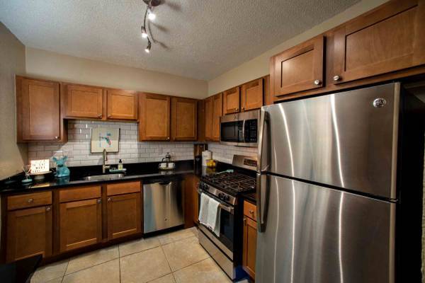 2/2 * BEACH LIVING * 2 MONTHS FREE * PRIVATE BEACH AND BOAT DOCKS*