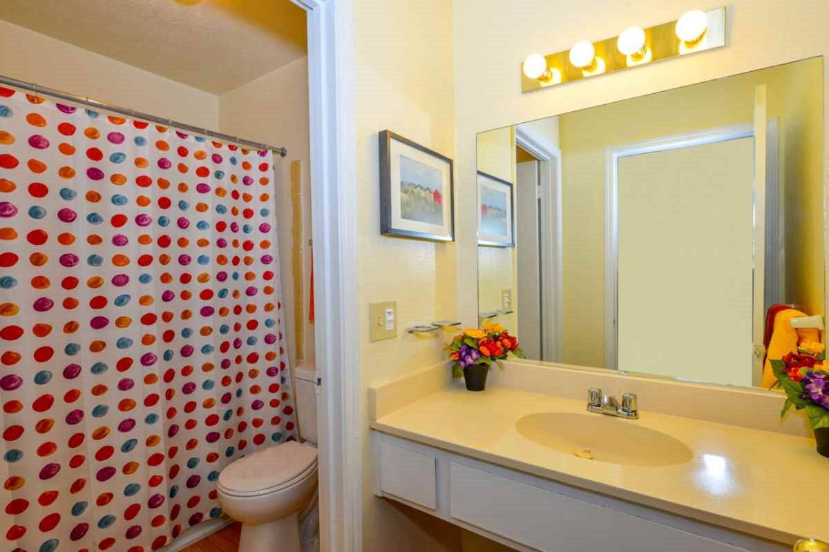 Fantastic neighborhood! Great 2 bed, 1 bath, 1050 Sq Ft!