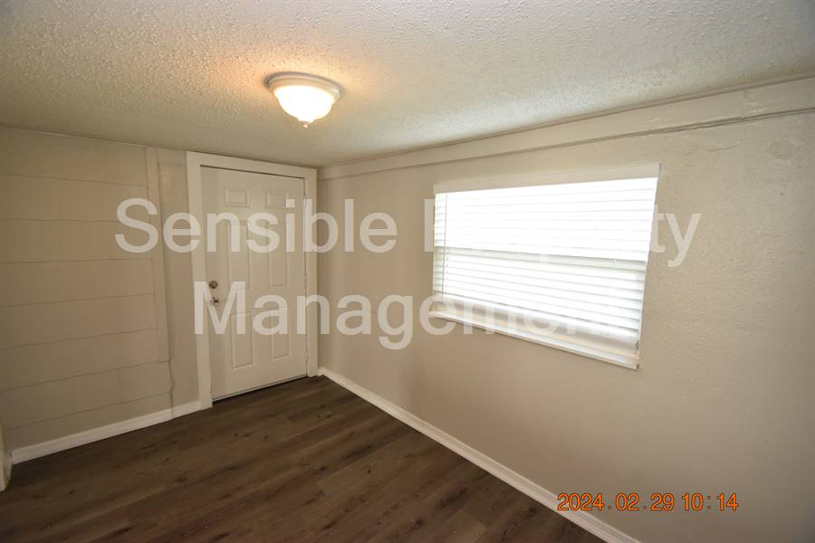 200 24th St. S- 2/1/1 + Bonus Room with LARGE fenced yard!!