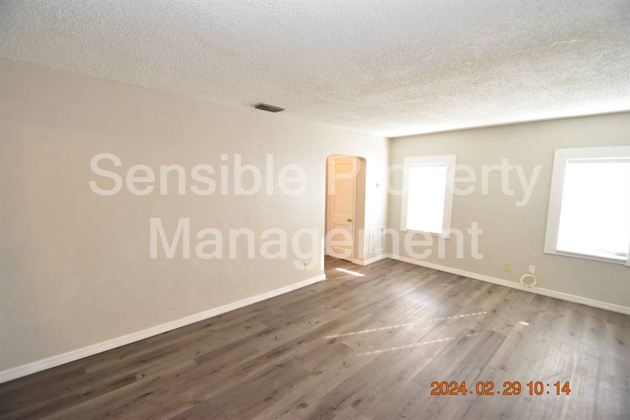 200 24th St. S- 2/1/1 + Bonus Room with LARGE fenced yard!!