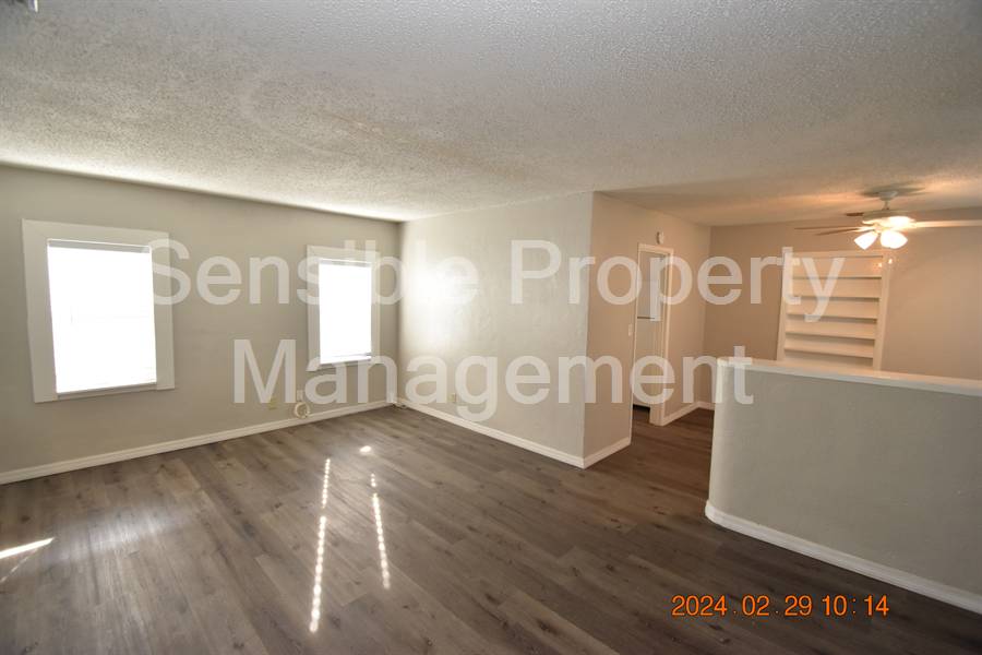 200 24th St. S- 2/1/1 + Bonus Room with LARGE fenced yard!!