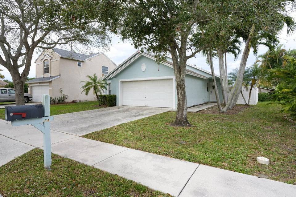 FURNISHED ! 3-2 ! CENTRALLY LOCATED ! LAMINATE FLOOR !FRESHLY PAINTED!