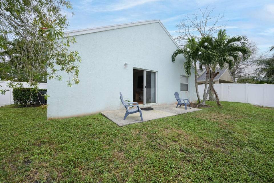 FURNISHED ! 3-2 ! CENTRALLY LOCATED ! LAMINATE FLOOR !FRESHLY PAINTED!