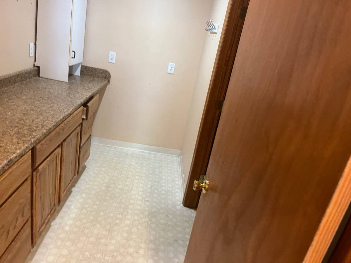 Private office/storefront near mall