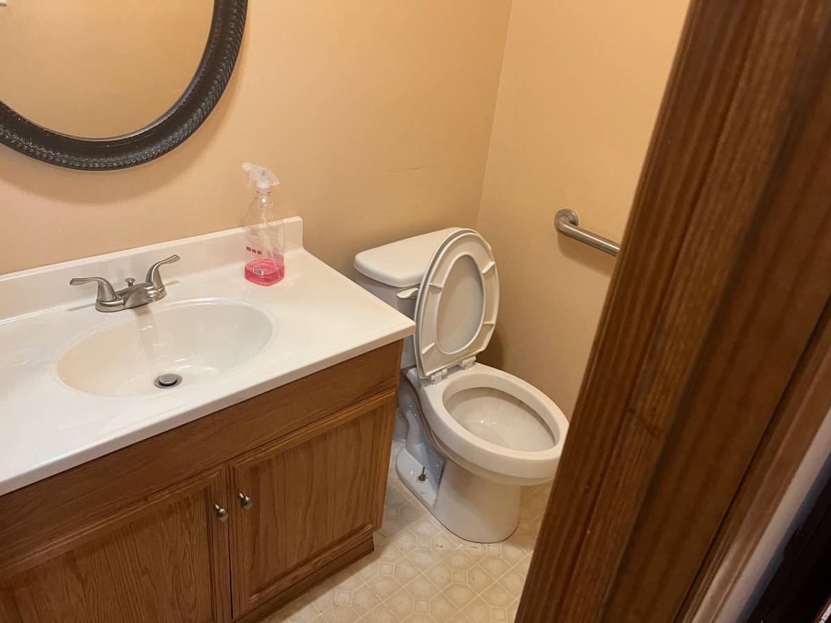 Private office/storefront near mall