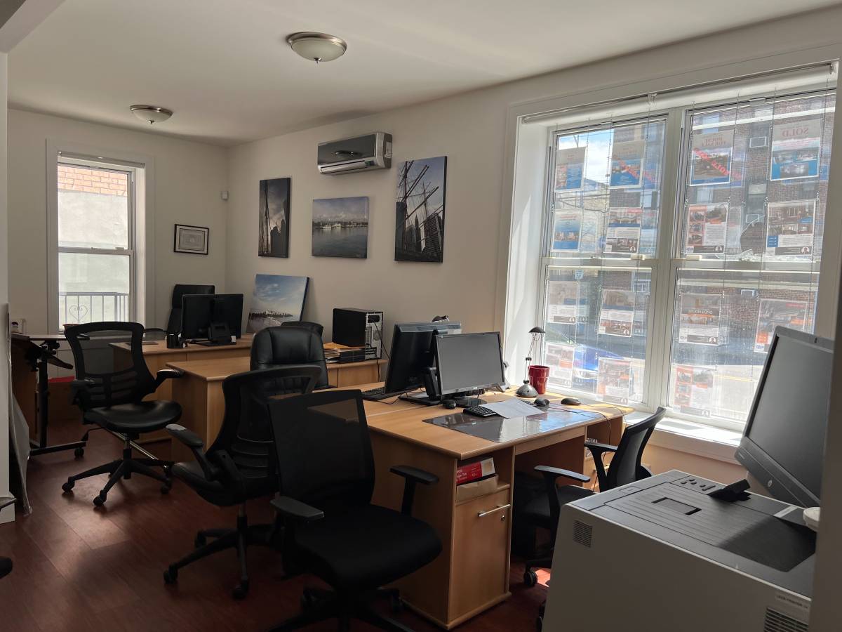 OFFICE DESK FOR RENT