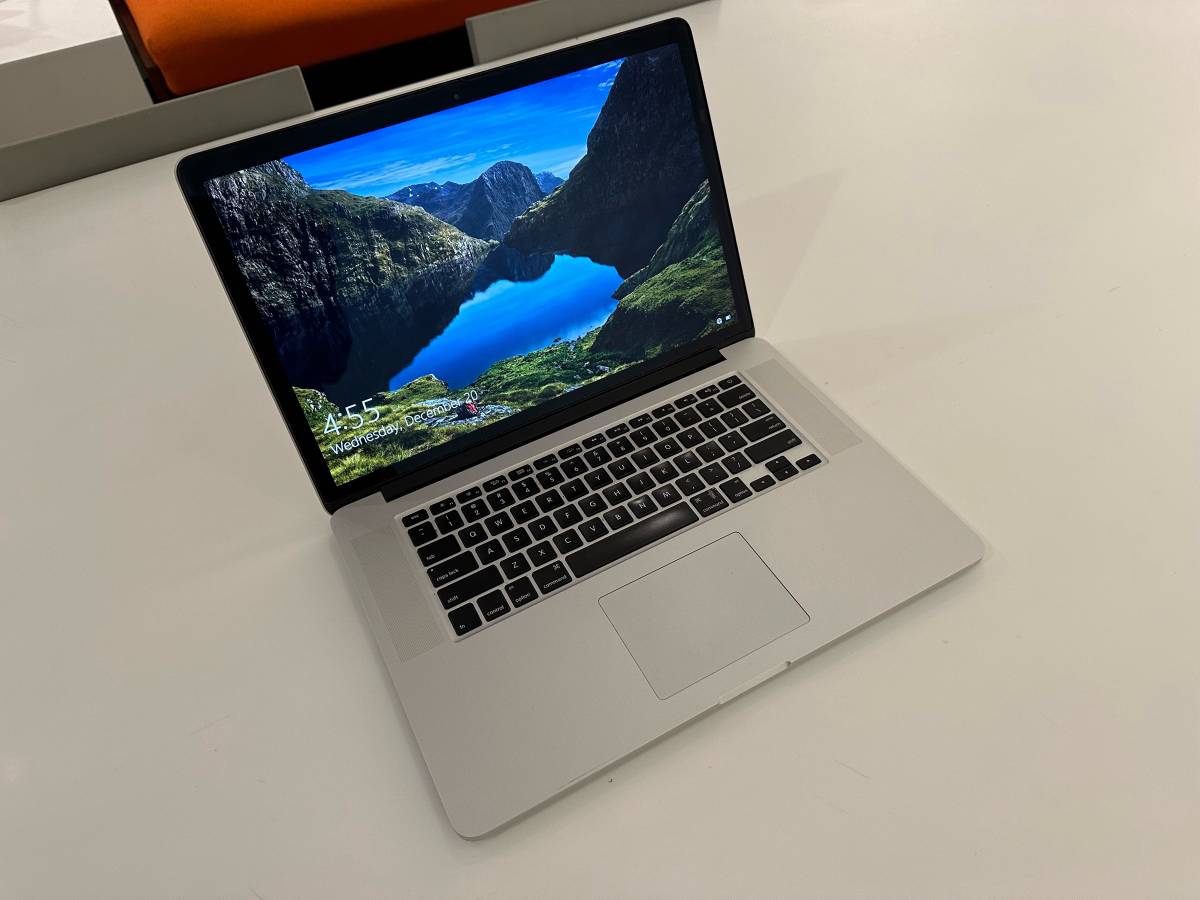 Mid 2014 15" Macbook Pro, new battery 15 cycles, excellent condition 16gb 500mb