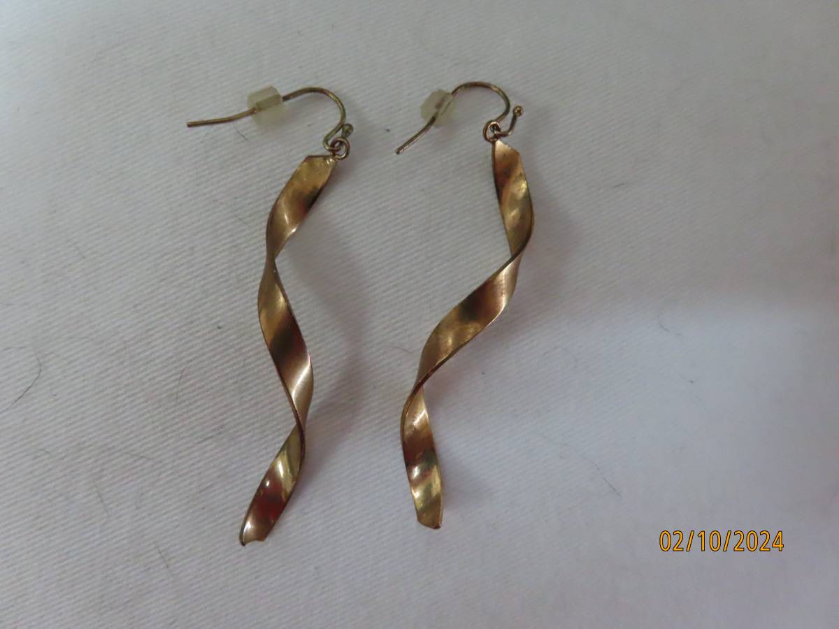 7 gold tone dangly earrings and 1 necklace