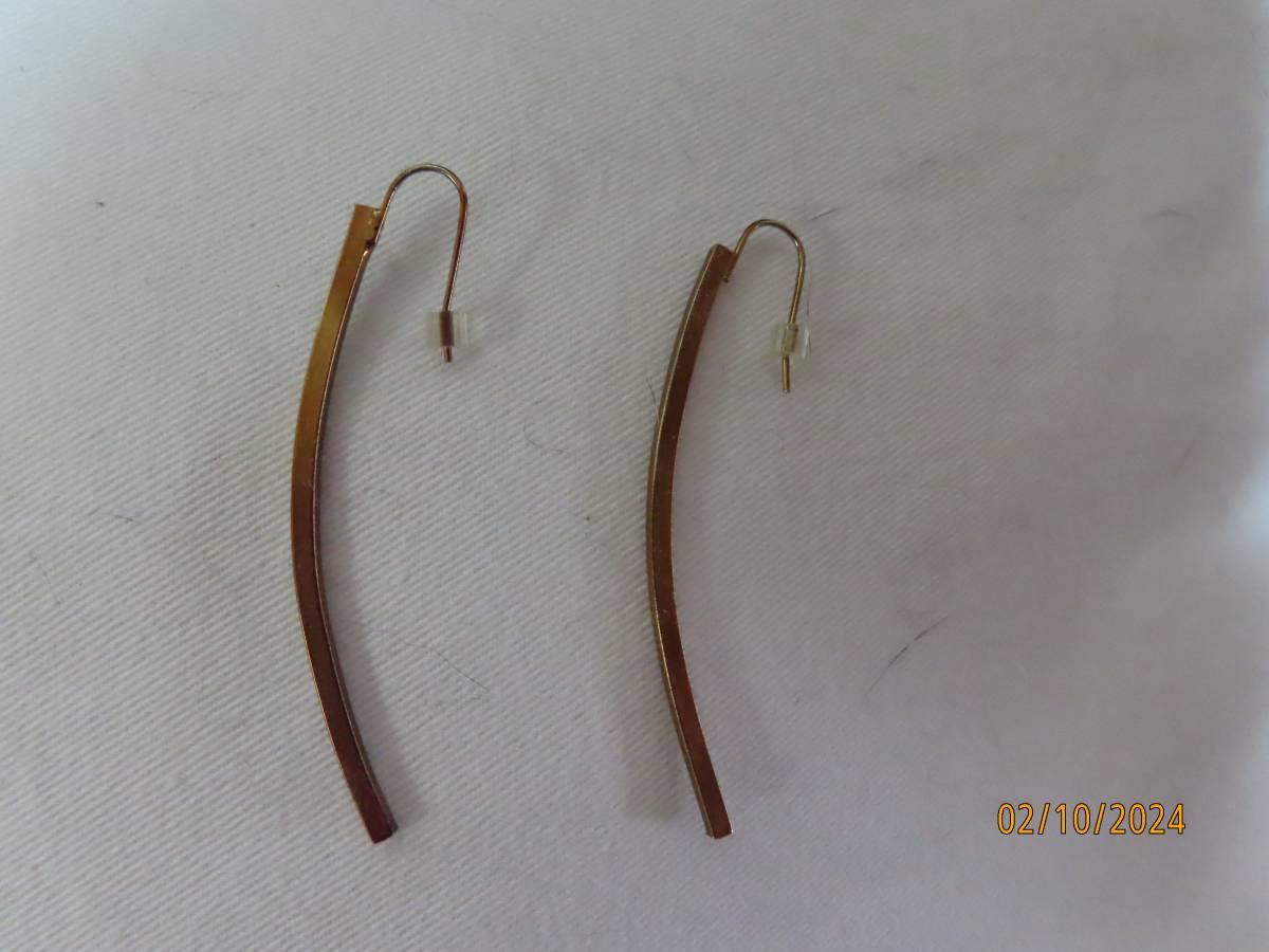 7 gold tone dangly earrings and 1 necklace