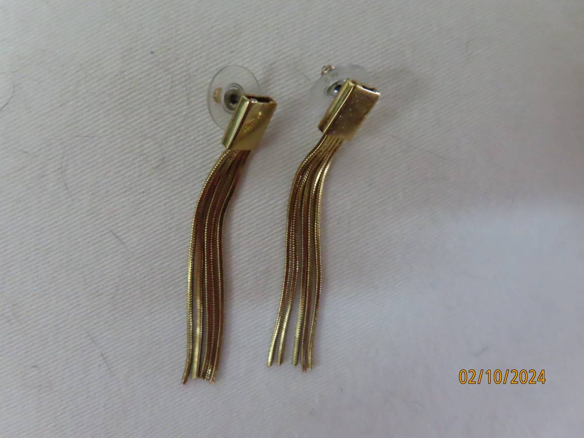 7 gold tone dangly earrings and 1 necklace