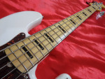 2015 Squier Vintage Modified 70's Jazz Bass Guitar V Olympic White.
