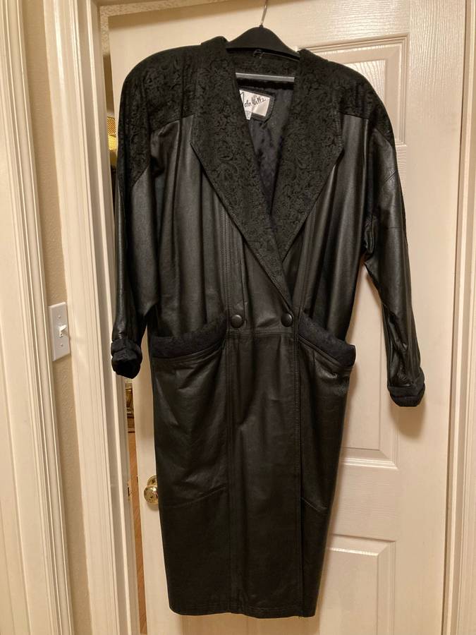 Like New ! Women’s Leather Trench Coat Size Medium Make Offer !