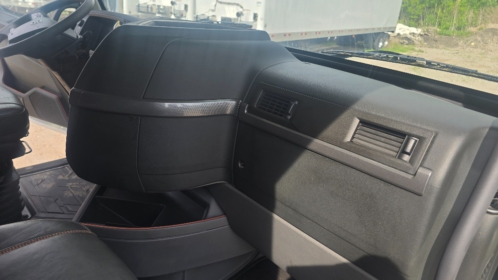 2020 Volvo VNL64760