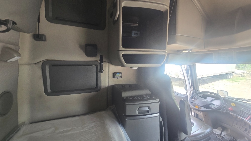 2020 Volvo VNL64760