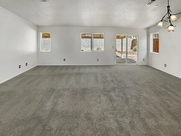 3bedrooms available for rent