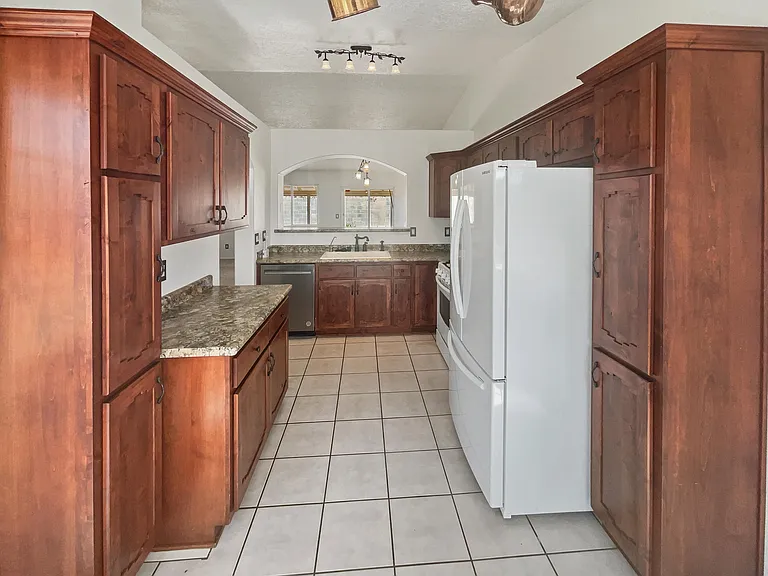 3bedrooms available for rent