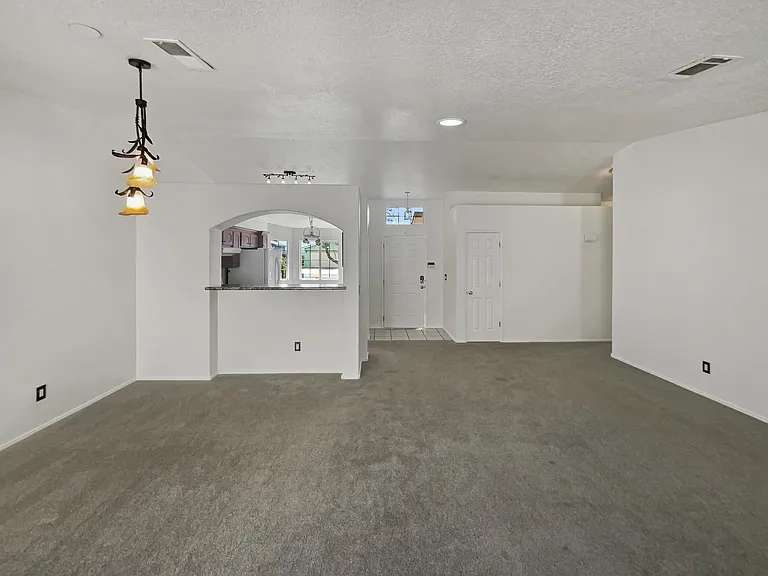 3bedrooms available for rent