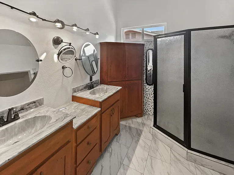 3bedrooms available for rent