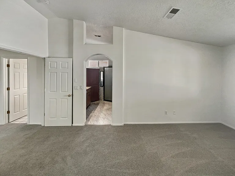 3bedrooms available for rent