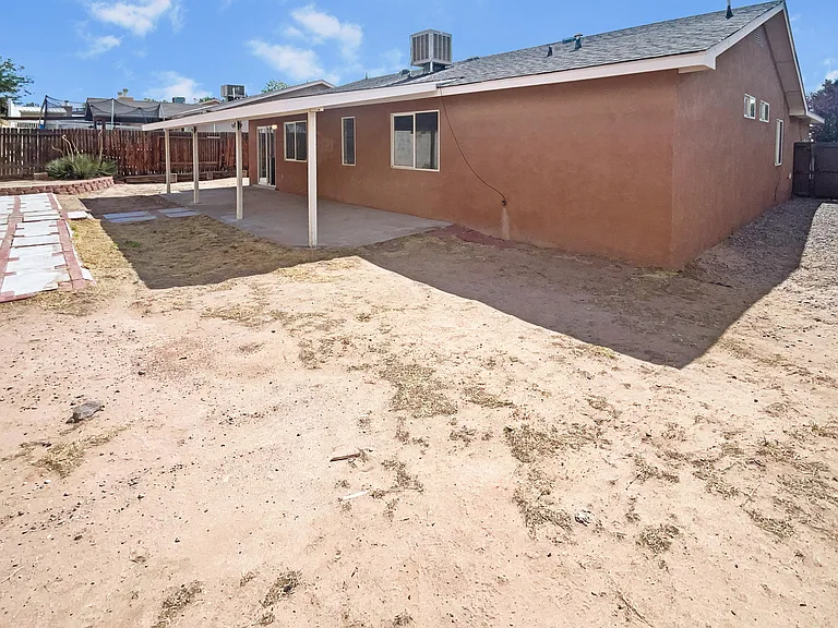 3bedrooms available for rent