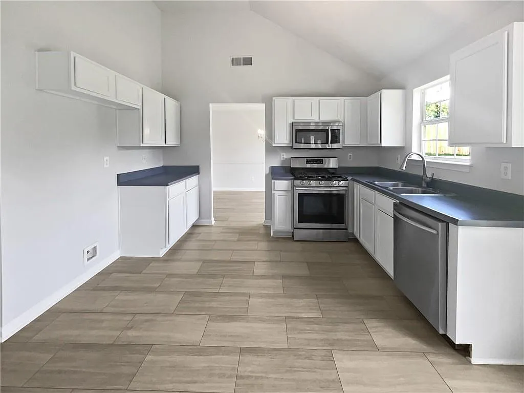 3beds 3baths available for rent