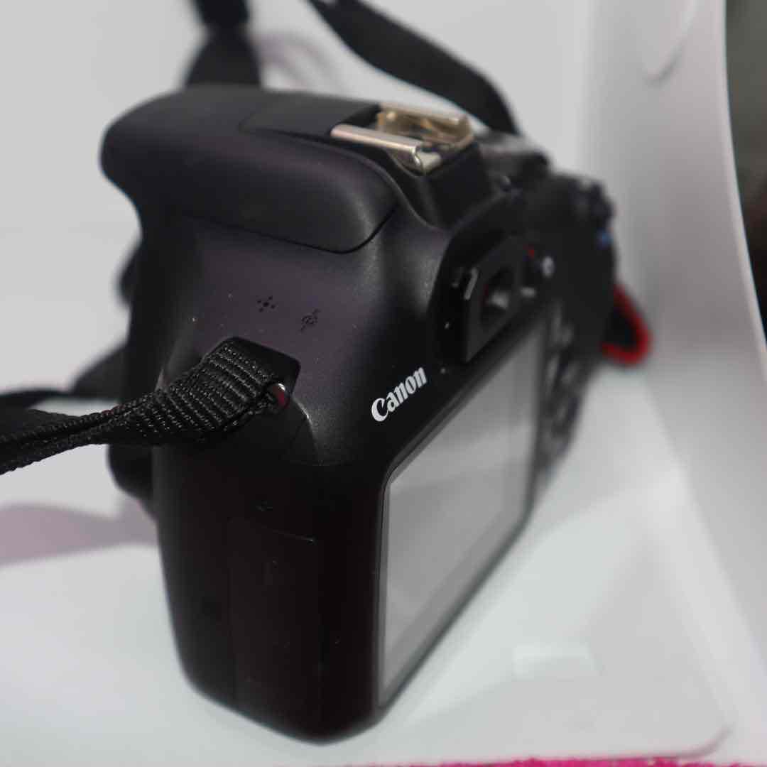 Canon EOS 2000D