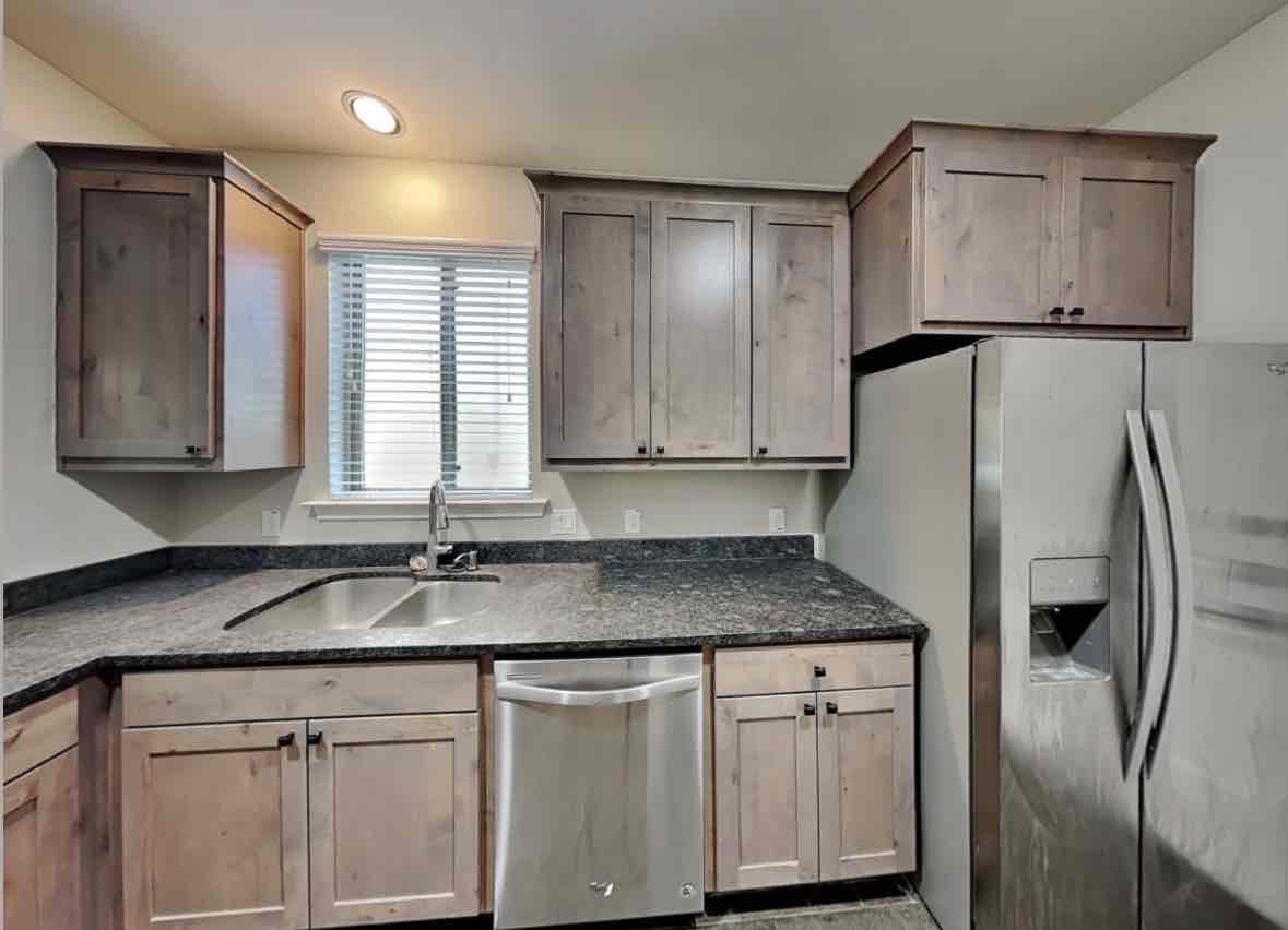 3 bedroom 2 .5 bedroom house single family home