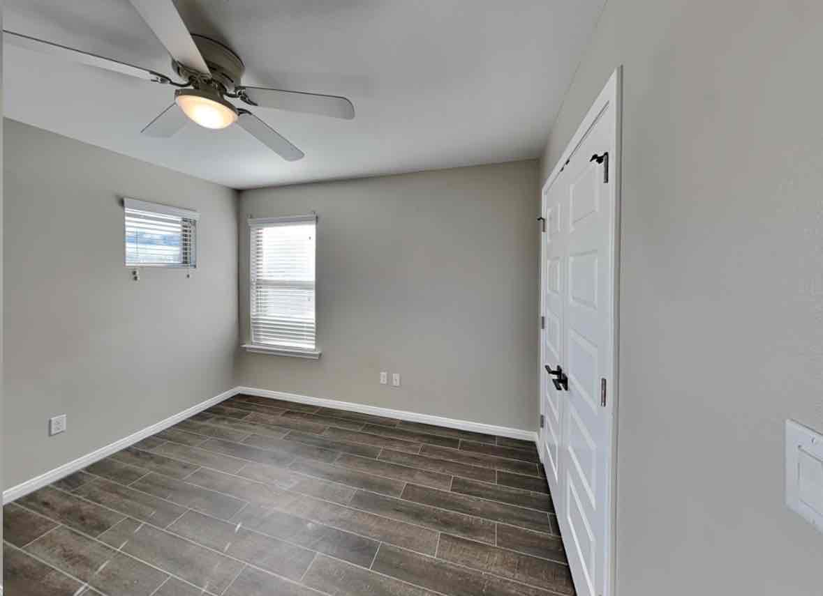 3 bedroom 2 .5 bedroom house single family home