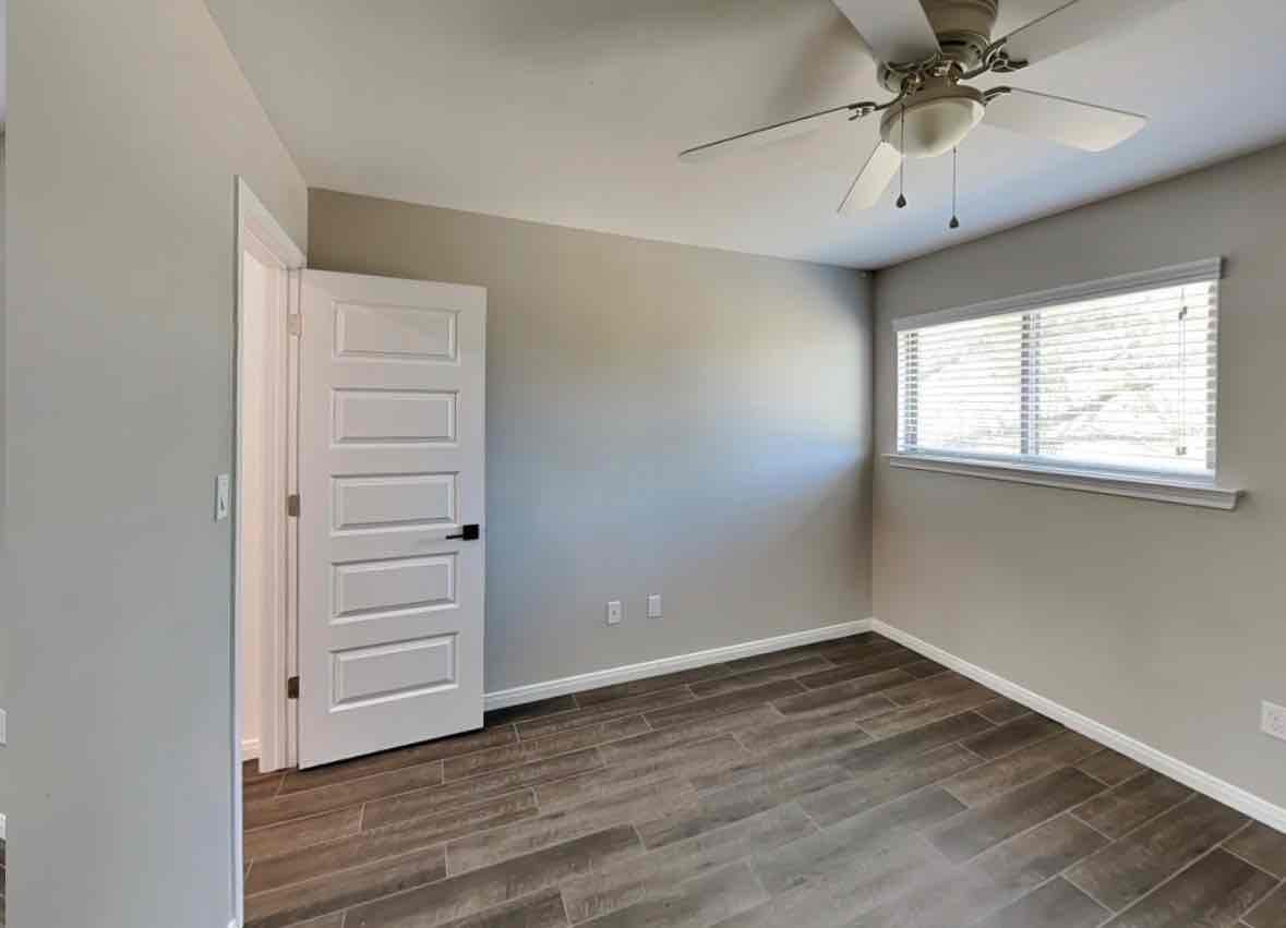 3 bedroom 2 .5 bedroom house single family home