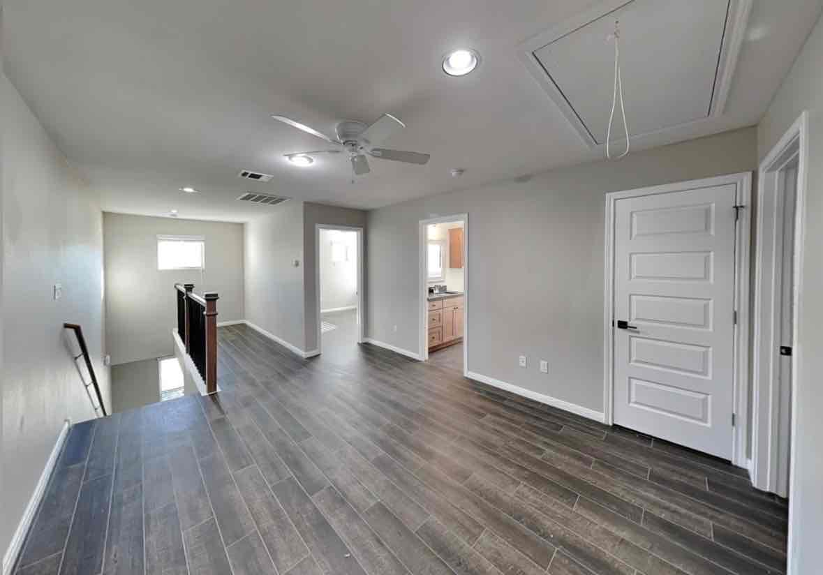3 bedroom 2 .5 bedroom house single family home