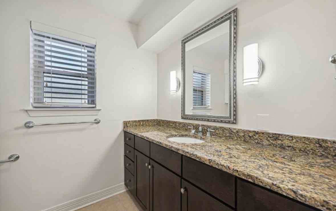2 Bedroom & 2 Bathroom Apartment