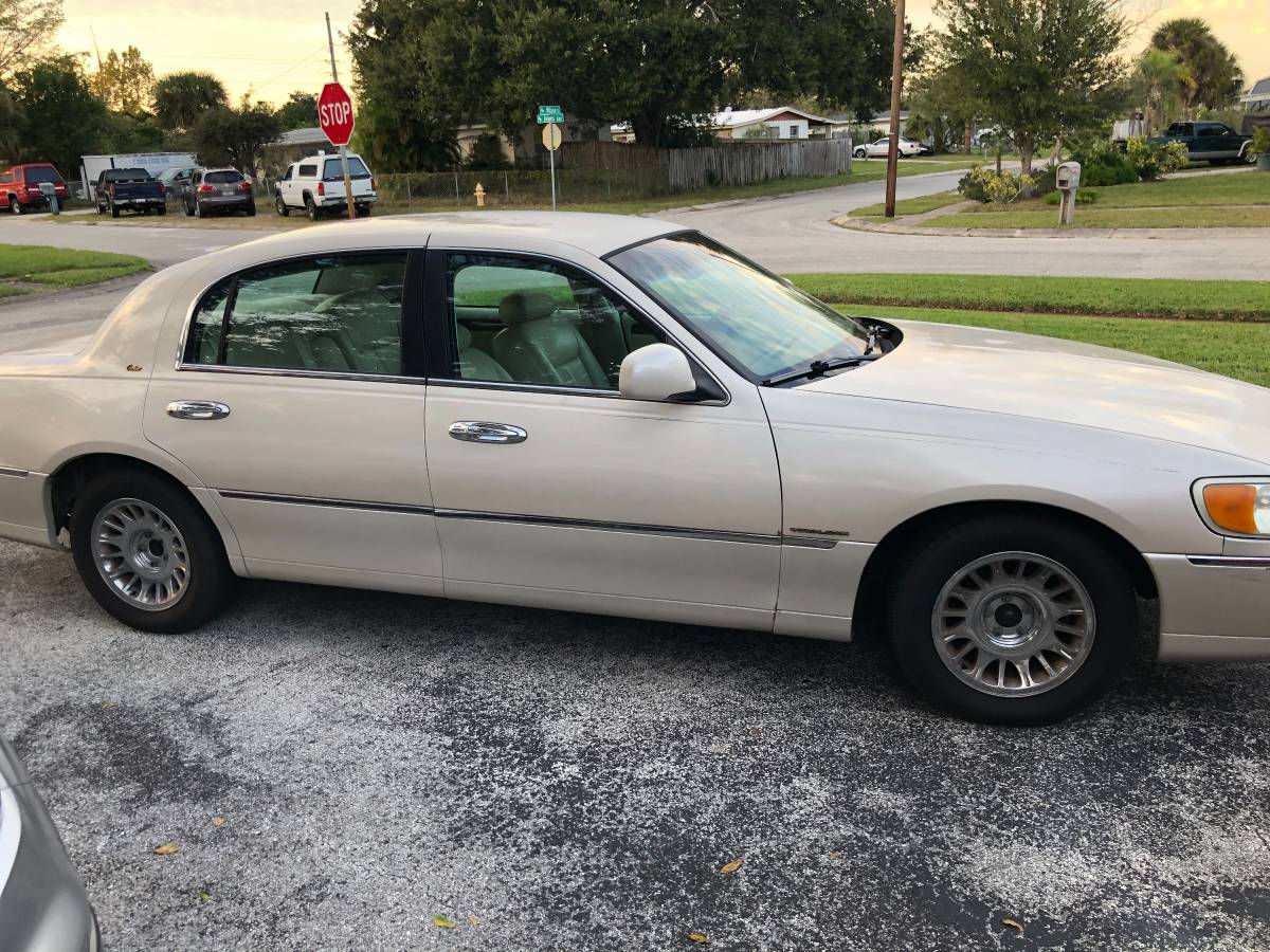 2001 Lincoln Town Car 124,000 mi