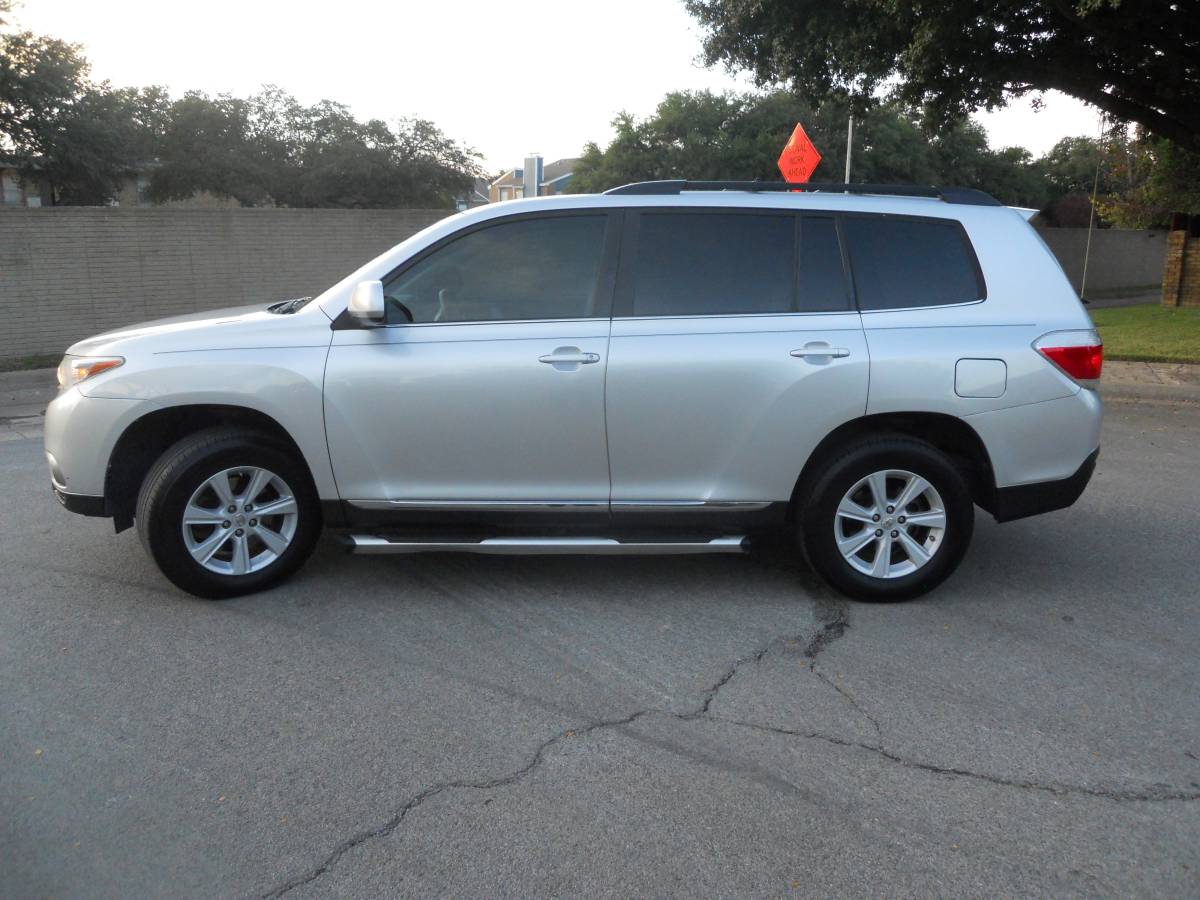 2013 Toyota Highlander Plus FWD 78,000 mi